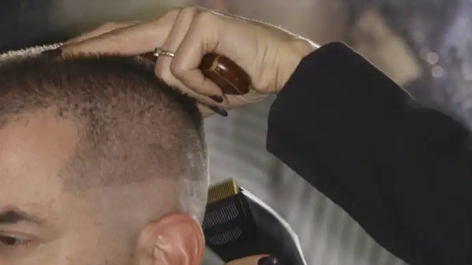 Coupe homme réalisée chez Tomtom’s Barbershop à Sion