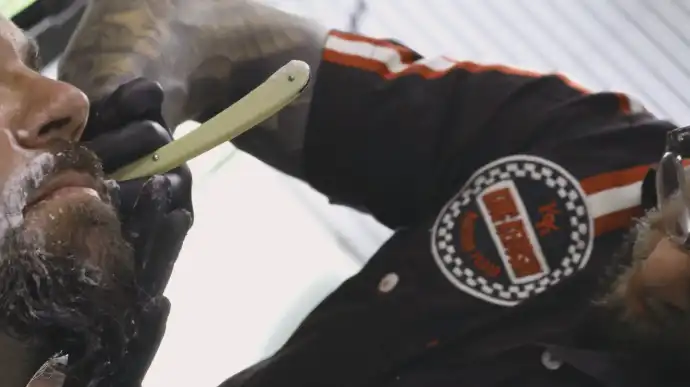 Rasage traditionnel au coupe-chou chez Tomtom’s Barbershop à Sion